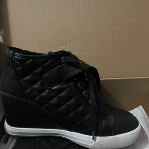 Juicy couture shoes. Size 9.5 wore once. Brand new !!